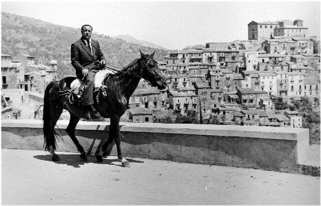il maestro francesco ocera, a cavallo: sullo sfondo, il centro storico